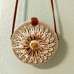Round rattan seashell bag